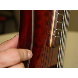 Отрегулируйте действие (высота строки) на Ibanez SR405QM